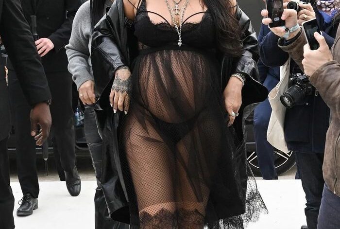 Penampilan Mengejutkan Rihanna di Fashion Show Bergengsi